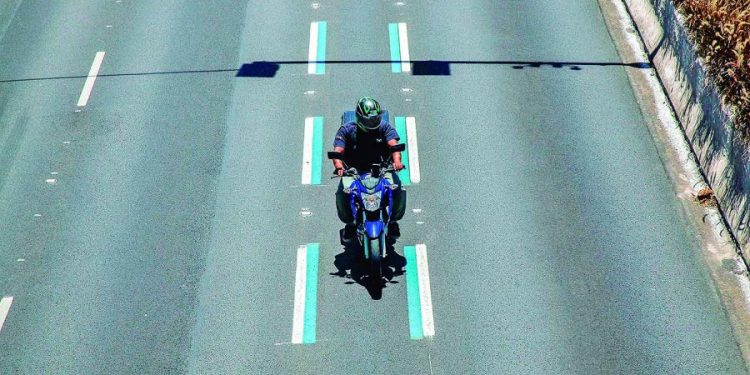 Faixa azul para motos pode chegar à Avenida Radial Leste, aponta estudo
