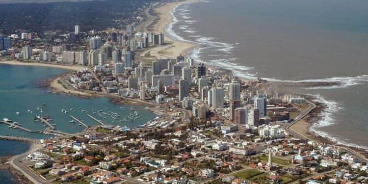 Uruguai inicia reconstrução de hotel e cassino visando fomentar turismo em Punta del Este