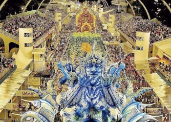 No detalhe a escola de samba Acadêmicos do Tatuapé deixa de levantar o troféu