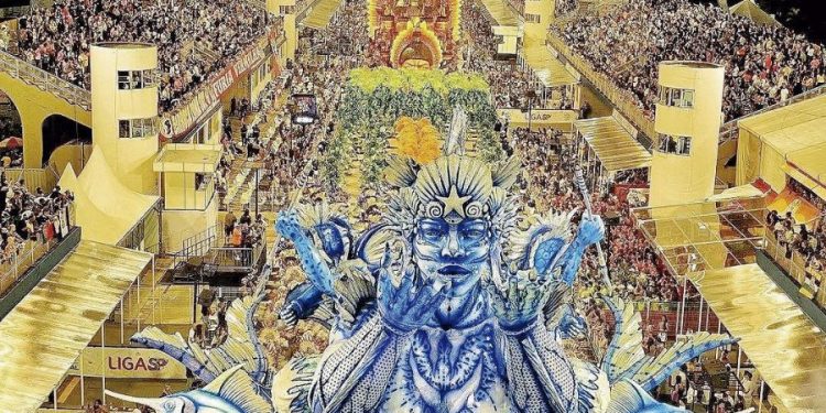 No detalhe a escola de samba Acadêmicos do Tatuapé deixa de levantar o troféu