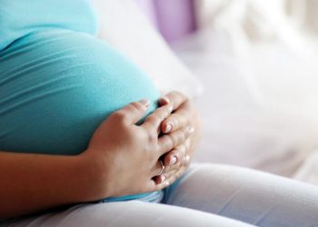 Registros de gravidez na adolescência reduzem mais de 60%, revela secretaria