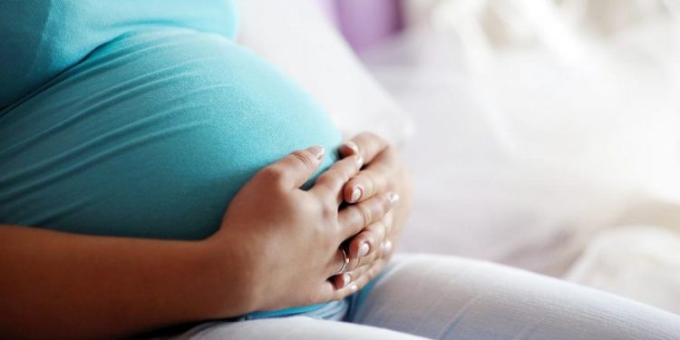 Registros de gravidez na adolescência reduzem mais de 60%, revela secretaria