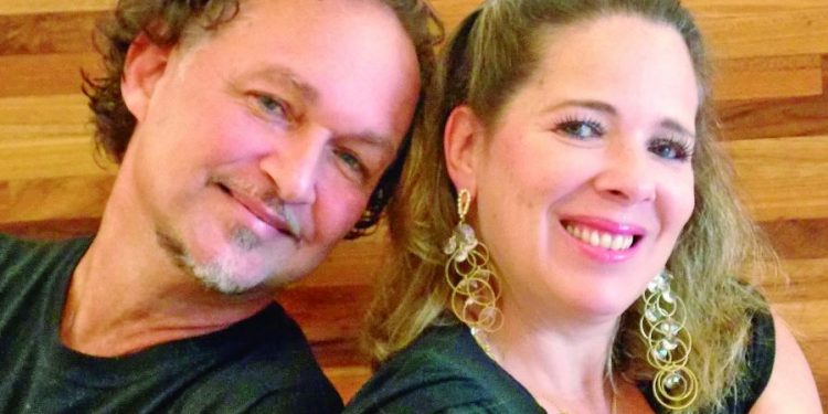 Claudio Nucci faz show com Dri Gonçalves em Centro Cultural do Tatuapé