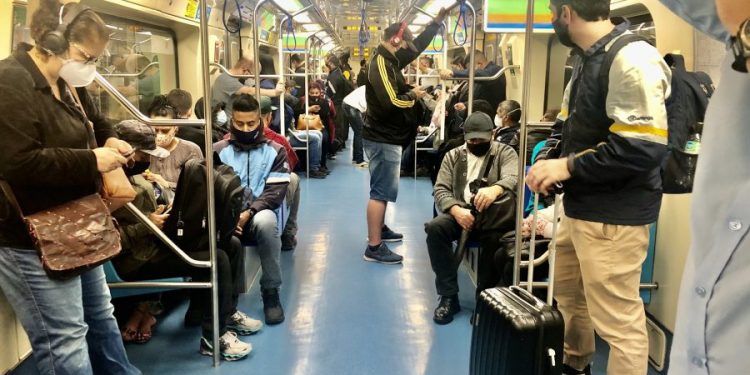 Campanha contra assédio ocorre nas estações do Metrô e da CPTM