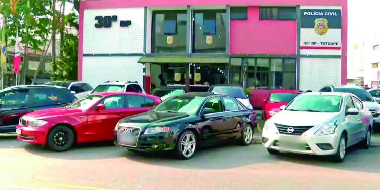 Policiais do 30º DP – Tatuapé apreendem carros após golpe de suspeitos