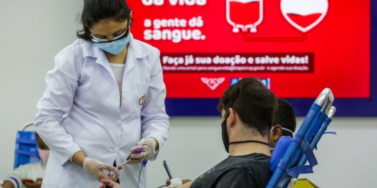 Fundação Pró-sangue pede que pessoas doem sangue antes de se vacinarem