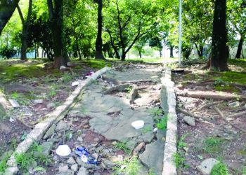 Praça Júlio Botelho, no Parque São Jorge, está sem calçamento e poda de árvores