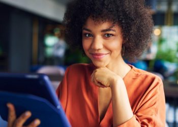 Mulher empreendedora recebe linha de crédito do governo