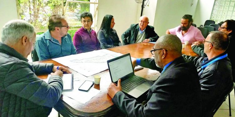 Moradores da Vila Luíza são recebidos pelo sub da Mooca, Marcus Vinicius Valério