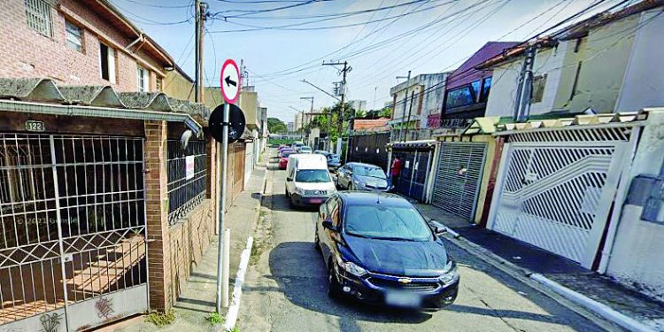 Caminhões circulam ilegalmente pela Rua Raqueta Provensano