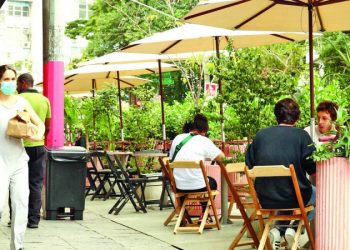 Instalação de mesas e cadeiras nas ruas ganha isenção maior e ajuda bares