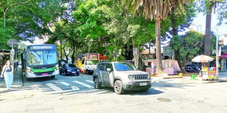 Praças do Tatuapé apresentam problemas com food trucks, escuridão e lixo