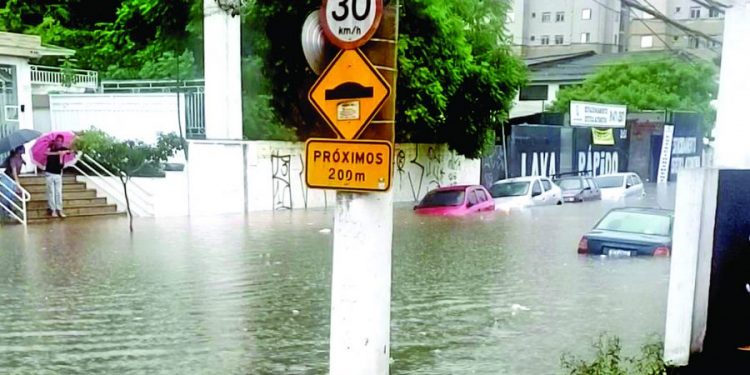 Moradores do Parque São Jorge esperam obras de combate a enchentes há anos