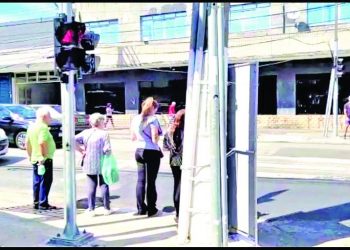 Pedestres cobram acessibilidade e semáforos com tempo adequado na Av. Celso Garcia