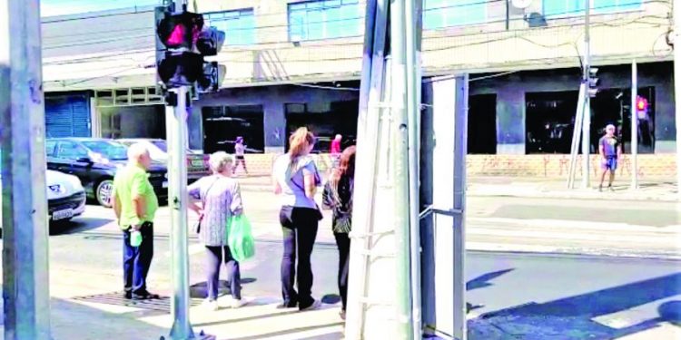 Pedestres cobram acessibilidade e semáforos com tempo adequado na Av. Celso Garcia