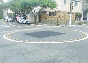 Moradores da Mooca denunciam serviços de tapa-buraco. SMSUB acusa Sabesp