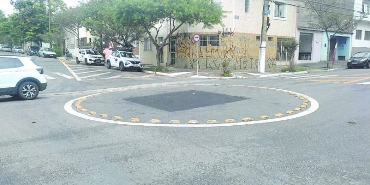 Moradores da Mooca denunciam serviços de tapa-buraco. SMSUB acusa Sabesp