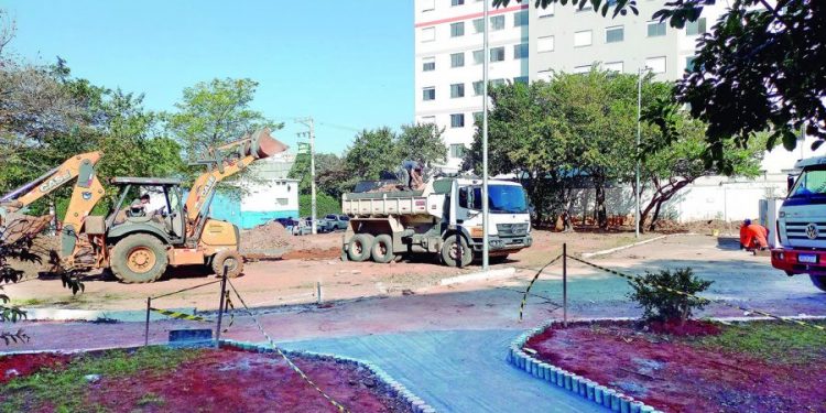 Praça Júlio Botelho começa a receber reformas e zeladoria