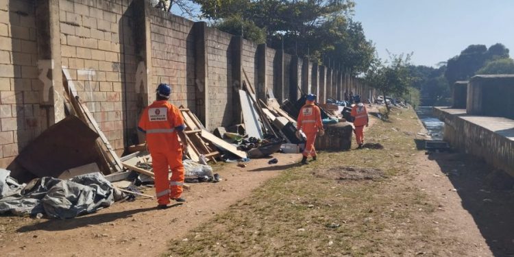Sub Mooca retira barracos e constrói muro para combater tráfico