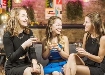 Projeto antiviolência visa ajudar mulheres em bares, restaurantes e eventos