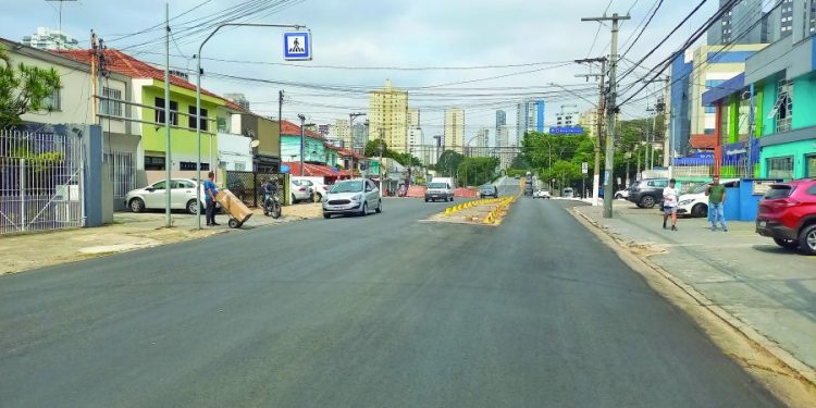 Moradores do Parque São Jorge reclamam de perigo de acidentes na Rua Simas Pimenta
