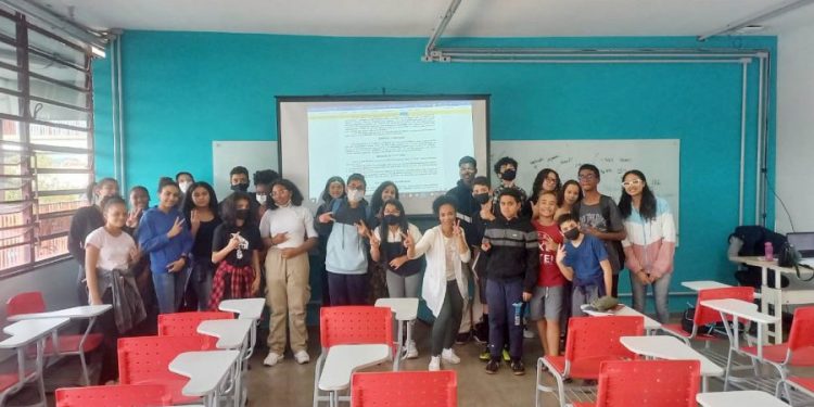 Cursos gratuitos em CEUs da ZL atendem alunos em idiomas como inglês e alemão