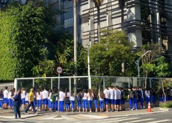 Alunos do Colégio Agostiniano Mendel realizam abraço pela vida no ‘Setembro Amarelo’