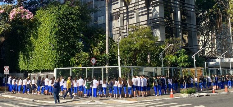 Alunos do Colégio Agostiniano Mendel realizam abraço pela vida no ‘Setembro Amarelo’
