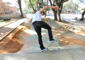 Praça Manoel Borges de Souza não tem lixeiras e áreas verdes esperam grama e flores