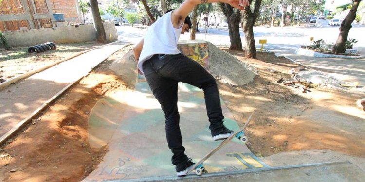 Praça Manoel Borges de Souza não tem lixeiras e áreas verdes esperam grama e flores