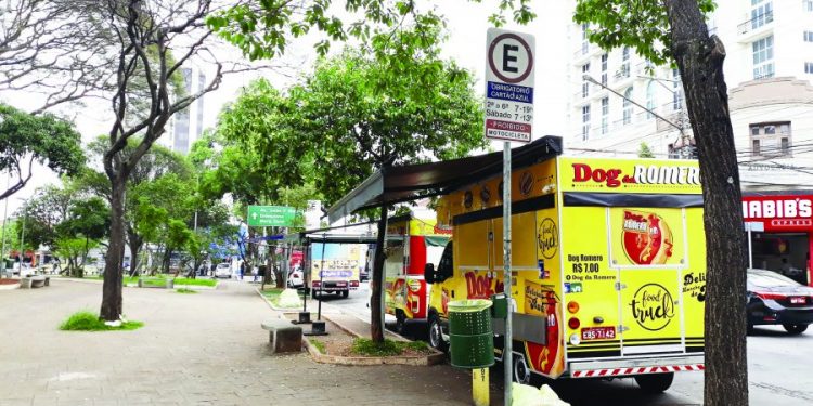 Moradores pedem que Sub Mooca organize ‘dogueiros’ da Praça Silvio Romero