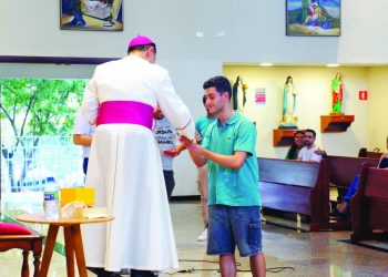 Bispo fala sobre vocação para jovens na Paróquia Nossa Senhora da Conceição