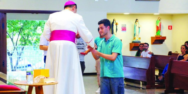 Bispo fala sobre vocação para jovens na Paróquia Nossa Senhora da Conceição