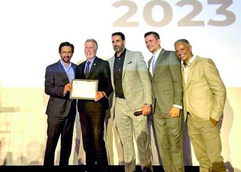 Reitor do Grupo Educacional Drummond recebe prêmio por serviços prestados