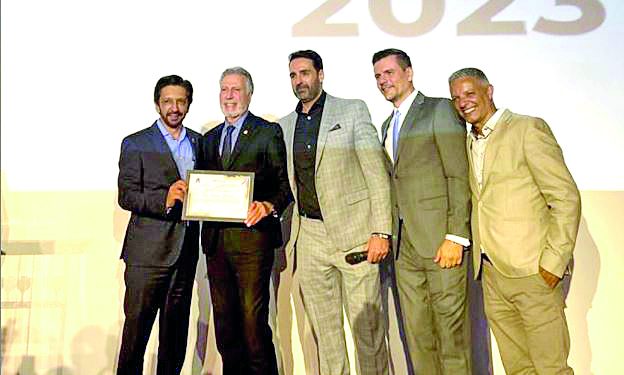 Reitor do Grupo Educacional Drummond recebe prêmio por serviços prestados