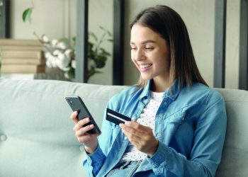 Compra por app sobe entre mais escolarizados e com salário alto