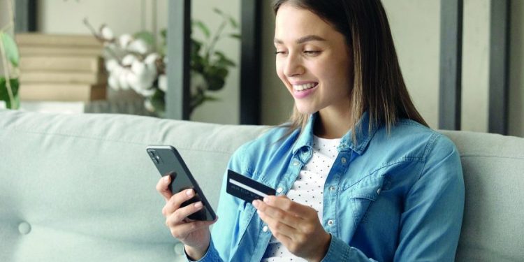 Compra por app sobe entre mais escolarizados e com salário alto