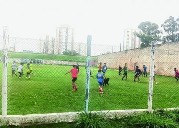Profissional do futebol ajuda crianças e jovens em projeto no Parque São Jorge