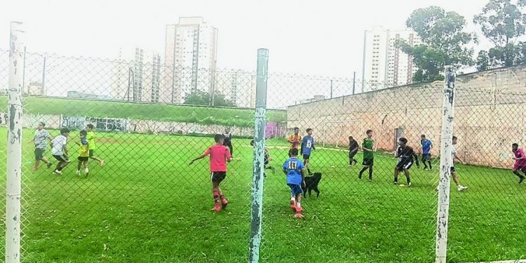 Profissional do futebol ajuda crianças e jovens em projeto no Parque São Jorge