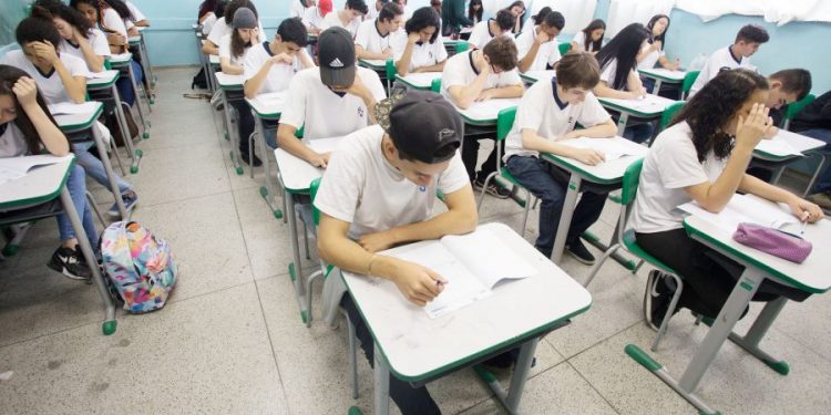 Estado vai ampliar o tempo das aulas de português e matemática