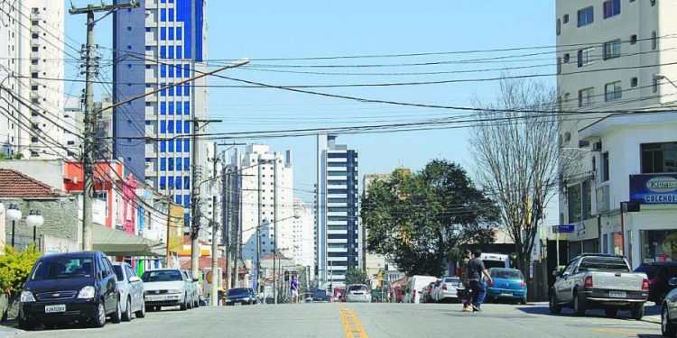 Problemas com barulho, além de ocupação de calçadas, continuam na Rua Emília Marengo