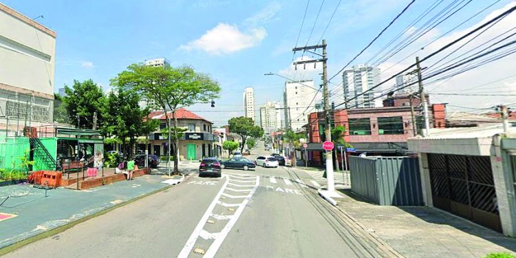 Moradores criticam barulho e velocidade de carros e motos na Rua Serra de Botucatu