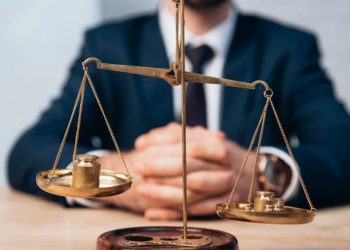 A violação do direito de defesa de pessoas que deveriam defender