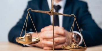 A violação do direito de defesa de pessoas que deveriam defender