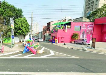Placa proíbe caminhões na Rua Raqueta Provensano, mas abusos não param