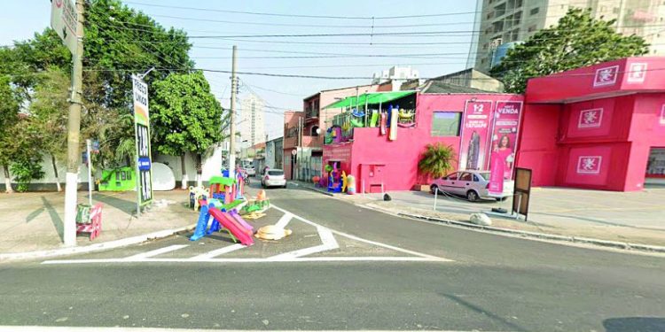 Placa proíbe caminhões na Rua Raqueta Provensano, mas abusos não param
