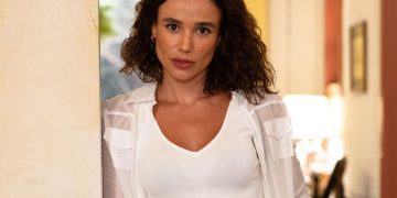 Juliane Araújo se emociona com cada fala do texto de “Renascer”