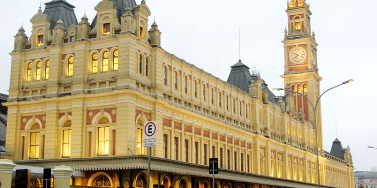 Museu da Língua Portuguesa, na estação da Luz, oferece karaokê aos visitantes