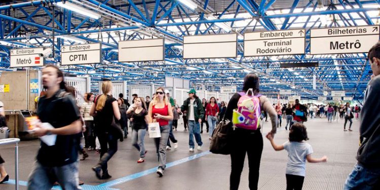 Quem usar o transporte no carnaval, poderá colaborar com a limpeza