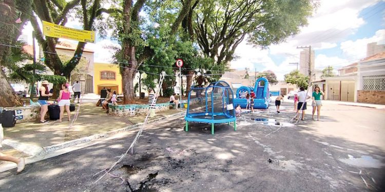 Moradores obtêm sinalização da ‘Rua de Lazer’ para brincar com segurança